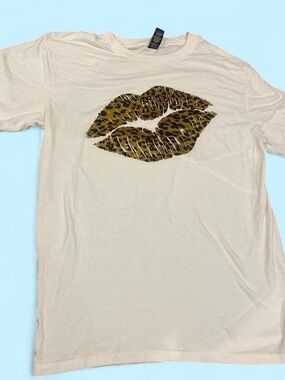 District Women's Short Sleeve Tee with Leopard Lip Graphic - White